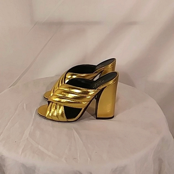 🔥🔥Like New Gucci Gold Leather Open Toe Heels - Picture 3 of 16